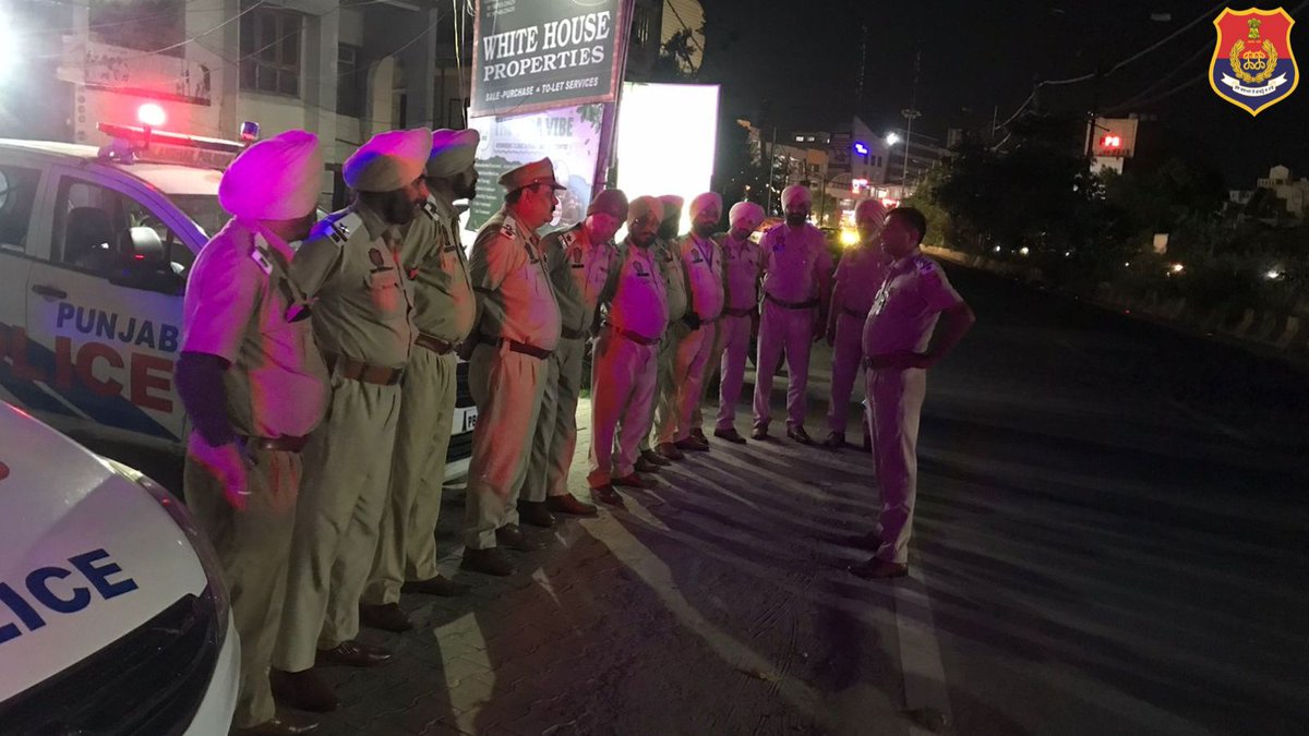 CPJalandhar's tweet photo. Commissionerate Police #Jalandhar conducted a thorough #Briefing for Emergency Response System personnel, preparing them for night shifts to ensure heightened awareness, Vigilance and the importance of citizens' safety.
#NightChecks https://t.co/MpvlaKzYrD