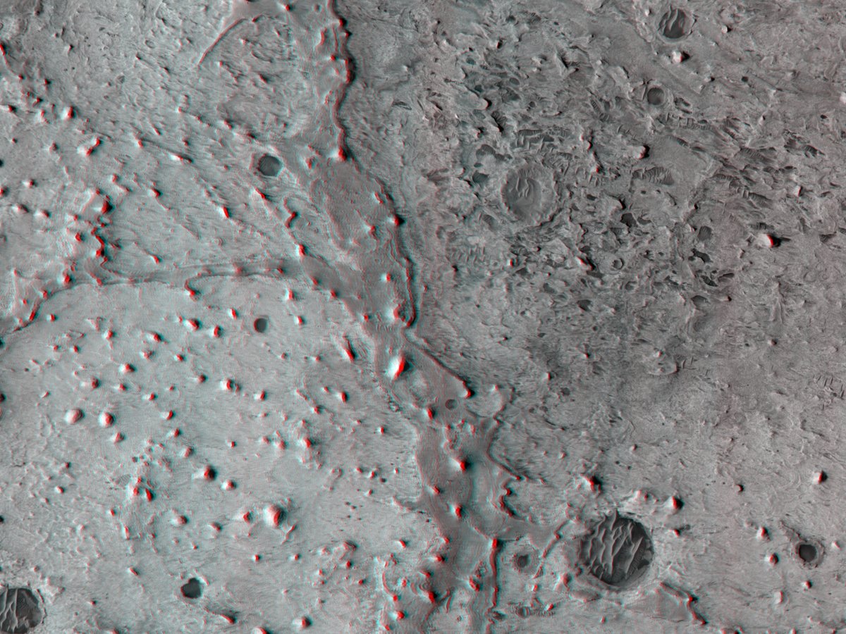 HiRISE 3D: Ridges in Meridiani Planum This anaglyph shows us wrinkle ridge-like features in layered deposits. uahirise.org/anaglyph/ESP_0… NASA/JPL-Caltech/UArizona #Mars #science #3D #NASA