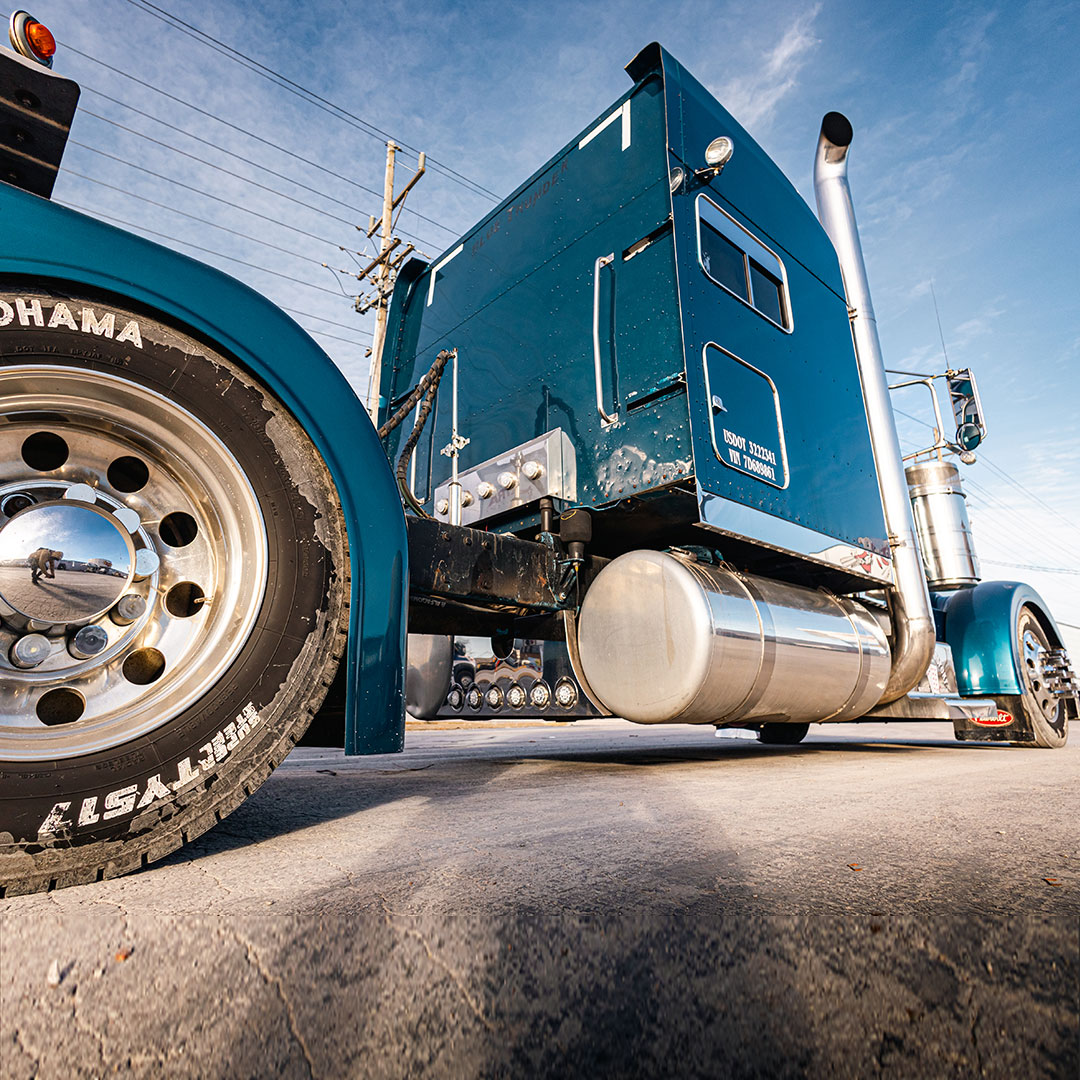 A roughed up and dirty set of Yokohamas 😍
Tires of a workin' rig. 🙌

#4StateTrucks #ChromeShopMafia #chrome #chromeshop #customtrucks #semitrucks #trucking #customrig #bigrig #18wheeler #tractortrailer #largecar #cdldriver #trucker #truckers #truckerslife #longhaul #diesel