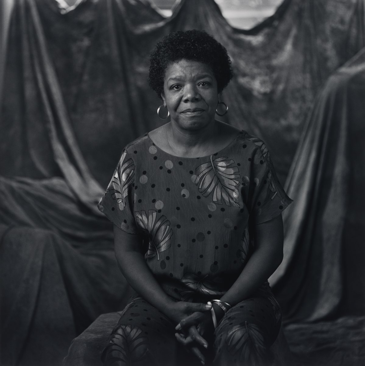 Born #OnThisDay in 1928, Dr. Maya Angelou was a celebrated writer, performer, and social activist. Learn more: s.si.edu/3TH25St 📷: © Brian Lanker Archive @smithsoniannpg #NationalPoetryMonth