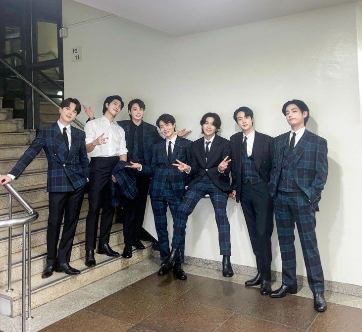Universo Bangtan ⁷ tweet media
