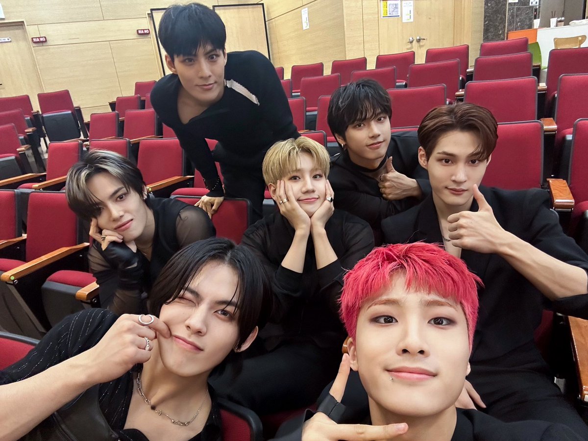 [#TAN_BEHIND] #팬사인회

💝#데일리덕
#HYPERTONIC 팬사인회

넘 즐거워서 시간 가는 줄 몰랐어🤣
늦은 시간까지 함께해 준 우리 소다들
고맙고 조심히 들어가 🫶🏻

내일도 소다 만날 수 있으니까 좋다
내일봐 소다아💖

#TAN #티에이엔 #3TAN
#WORLD #TAN_WORLD