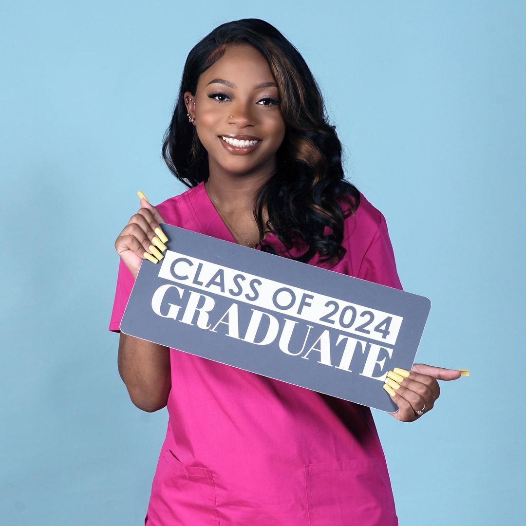 PeerForward's tweet image. IT'S #SENIORSZN!🎓 Meet this week's #ForwardThinker: Brooke Jackson! Brooke is a senior and acts as the captain of her PeerForward team at Suitland High School. She plans to pursue nursing, and has already been accepted into 10 Colleges! 

Read more: peerforward.org/senior-peer-le…