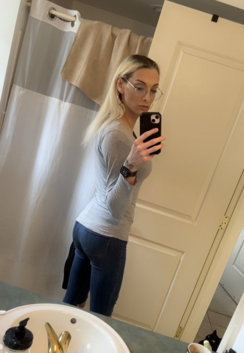 Hi , (look how Mocha looks at me😻)