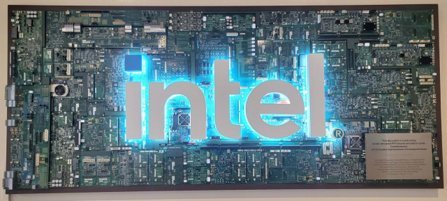 BerndHolthaus's tweet photo. Intel and Microsoft are aligning AI PC definitions to accelerate adoption. #IAmIntel https://t.co/N0xHBf23wv https://t.co/UZhWmMq75C
