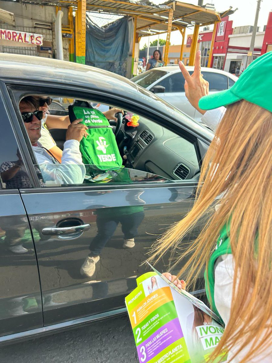 IvonneMacielF's tweet photo. ¡Recorriendo Jardines de Guadalupe! Escuchando a la comunidad, compartiendo ideas y comprometiéndonos a construir un futuro mejor juntos. 💚 #JardinesDeGuadalupe #MujeresQuePiensanEnGrande #ConIvonneVa https://t.co/fNQ5sAz3t8