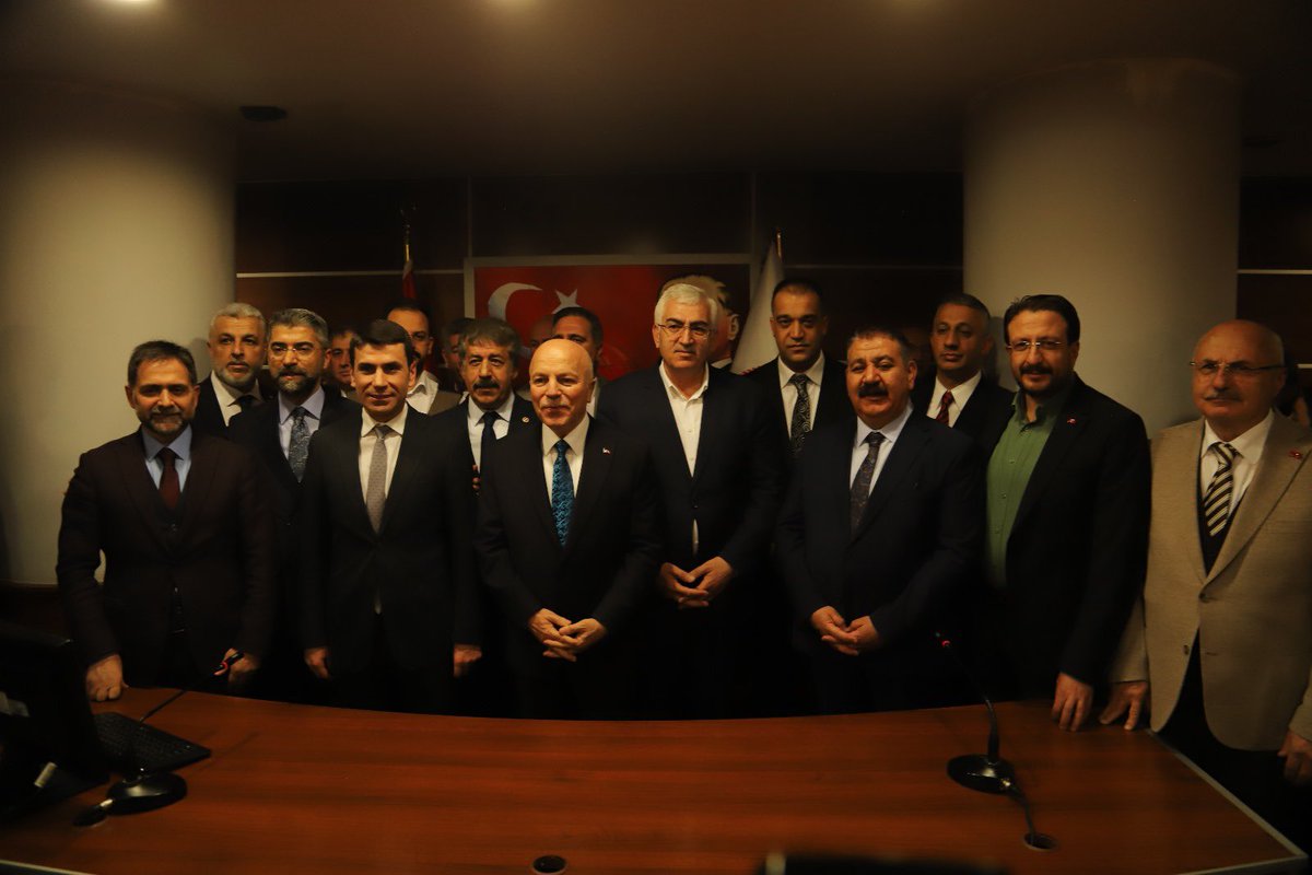 • Erzurum Adliyesi Sarayında düzenlenen törenle Mazbatamızı büyük bir heyecan ve coşku içerisinde aldık, Palandökenlilere bir 5 yıl daha hizmet etme kararlılığımızı taçlandırdık. 
Durmak yok! Erzurum’un zirvesi Palandöken’i, ortak akılla ileri, her daim ileriye taşımaya devam!