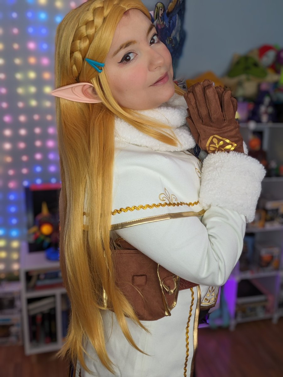 What is Princess Zelda thinking right now? 👀 Have a wonderful day 💜✨ Cosplay from @miccostumes 👗