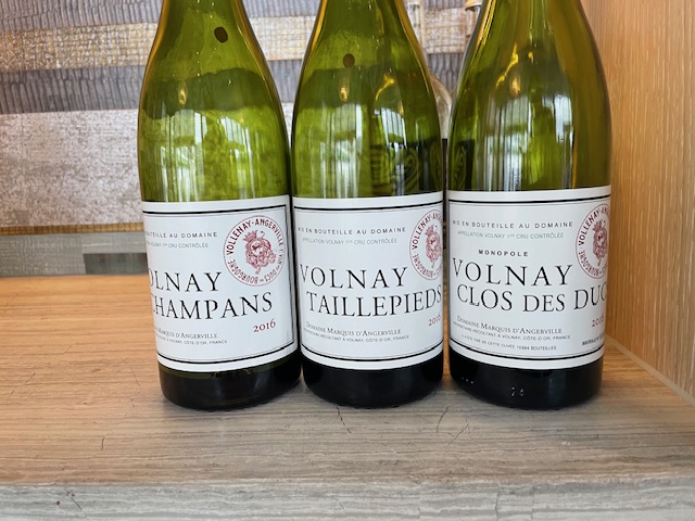 Writer/ winemaker @chriswilsonwine lunches with Guillaume from Volnay’s Marquis d'Angerville, tastes through the 'luscious' 2022s, and talks the talk about growing seasons, climate change and DJing. He also picks out 6 wines he felt were really on song. thebuyer.vercel.app/tasting/wine/w…