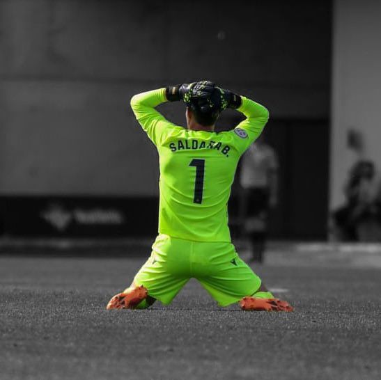 Cuando tu equipo no está acertado de cara a gol, tú te conviertes en la figura crucial!!. Por eso debes estar preprarado!!
En #MacPorteros entendemos la importancia de ser un muro en esas situaciones.🔝Confía en nosotros para mantener tu portería segura en cualquier circunstancia