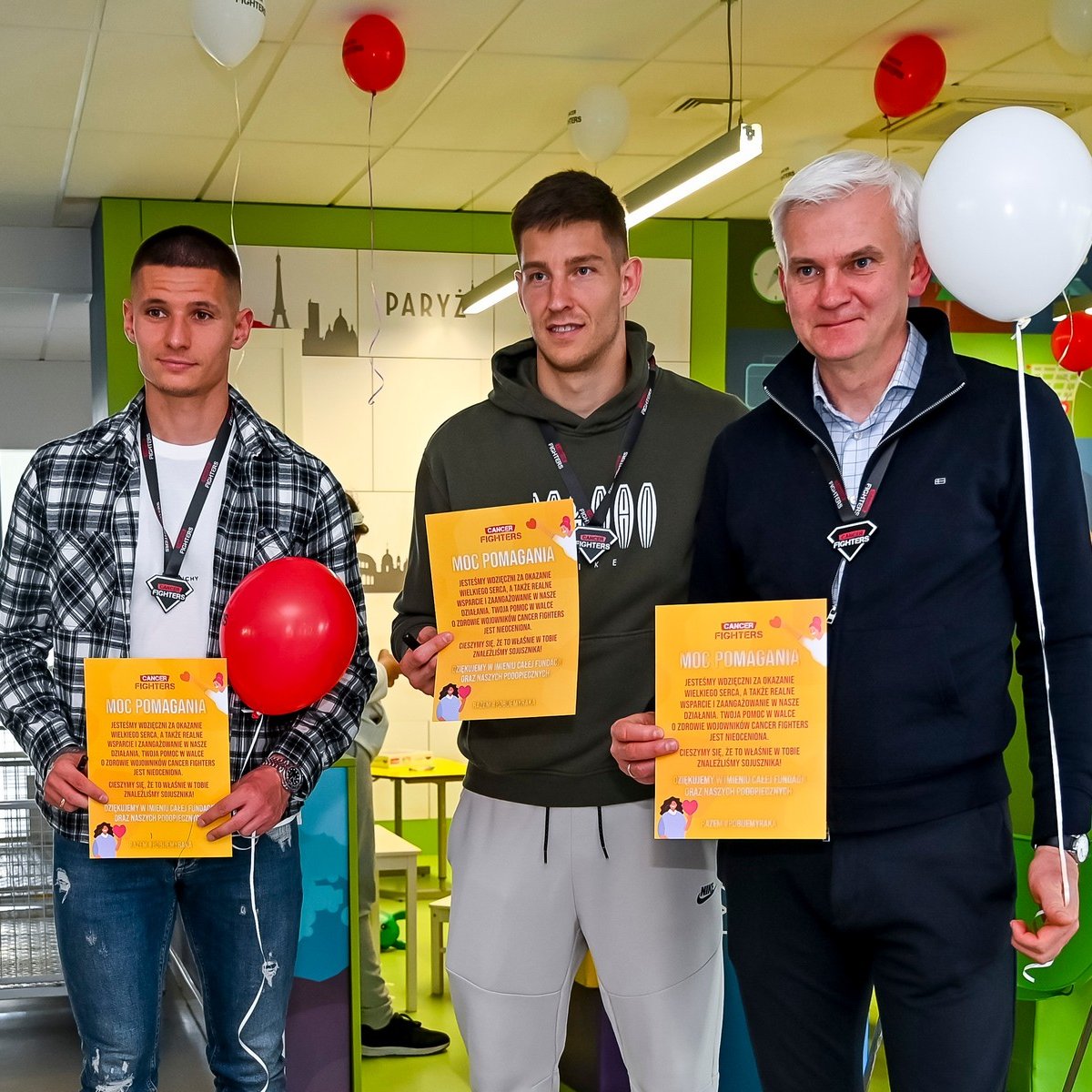 SlaskWroclawPl's tweet photo. Trene Jacek Magiera oraz Rafał Leszczyński i Patryk Klimala wraz z kibicami @WielkiSlask odwiedzili pacjentów @PrzyladekN 💚

Jesteście naszymi bohaterami. Trzymajcie się dzielnie, wspieramy Was. Dziękujemy za fantastyczne przyjęcie. 

fot.: Krystyna Pączkowska https://t.co/bkntNpx48n