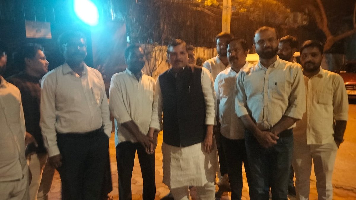 BrajeahMathur's tweet photo. जेल का जवाब Vote से देना है,
लोकतंत्र के हत्यारों से हिसाब लेना है।..
@AamAadmiParty ऑफिस में सांसद @SanjayAzadSln भैया और भावी #AnitaSingh जी के साथ...
इंक़लाब जिन्दा बाद... 🙏🙏 https://t.co/KXcuFGptOI