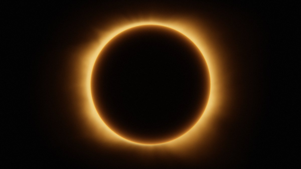 (1/2) Get ready for the total solar eclipse on April 8! As the Moon aligns perfectly between Earth and the Sun, parts of eastern Canada will be as dark as night. 🌎 🌑 🌞 @csa_asc