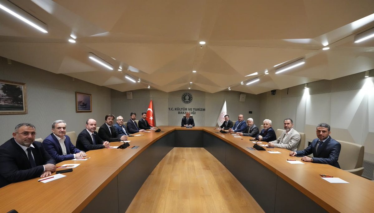 Hac ve Umre Seyahat Acentaları Derneği (HURSAD) Yönetim Kurulu Başkanı Sayın Diyaeddin Şahin ve beraberindeki üyelerle <a href="/AkmIstanbul/">Atatürk Kültür Merkezi</a>'da bir araya geldik. 

Turizm sektörüne ilişkin değerlendirmelerde bulunduğumuz ziyaretleri için teşekkür ediyorum.