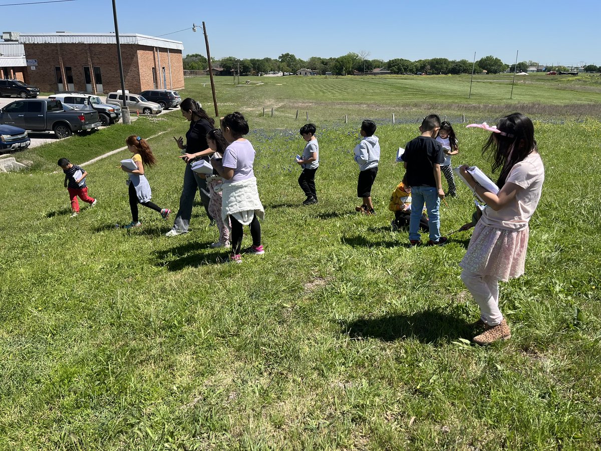 LorenaHenry17's tweet photo. Future Scientists at work! https://t.co/d7Spel9n44