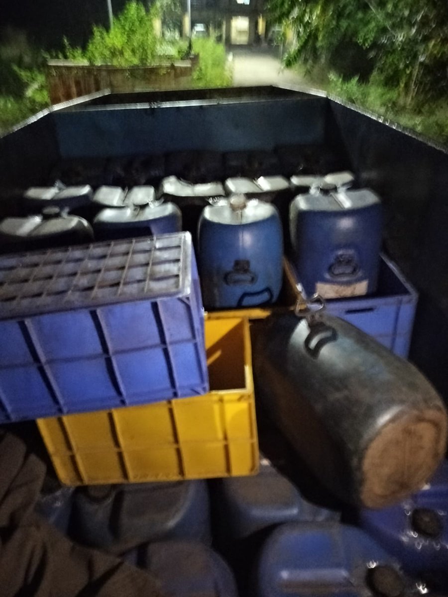 Sambalpur Police detected an Excise case and arrested two accused persons. Seized 2250 litres of ID liquor and one Max pick up vehicle. @odisha_police @DGPOdisha @DIGPNRSAMBALPUR