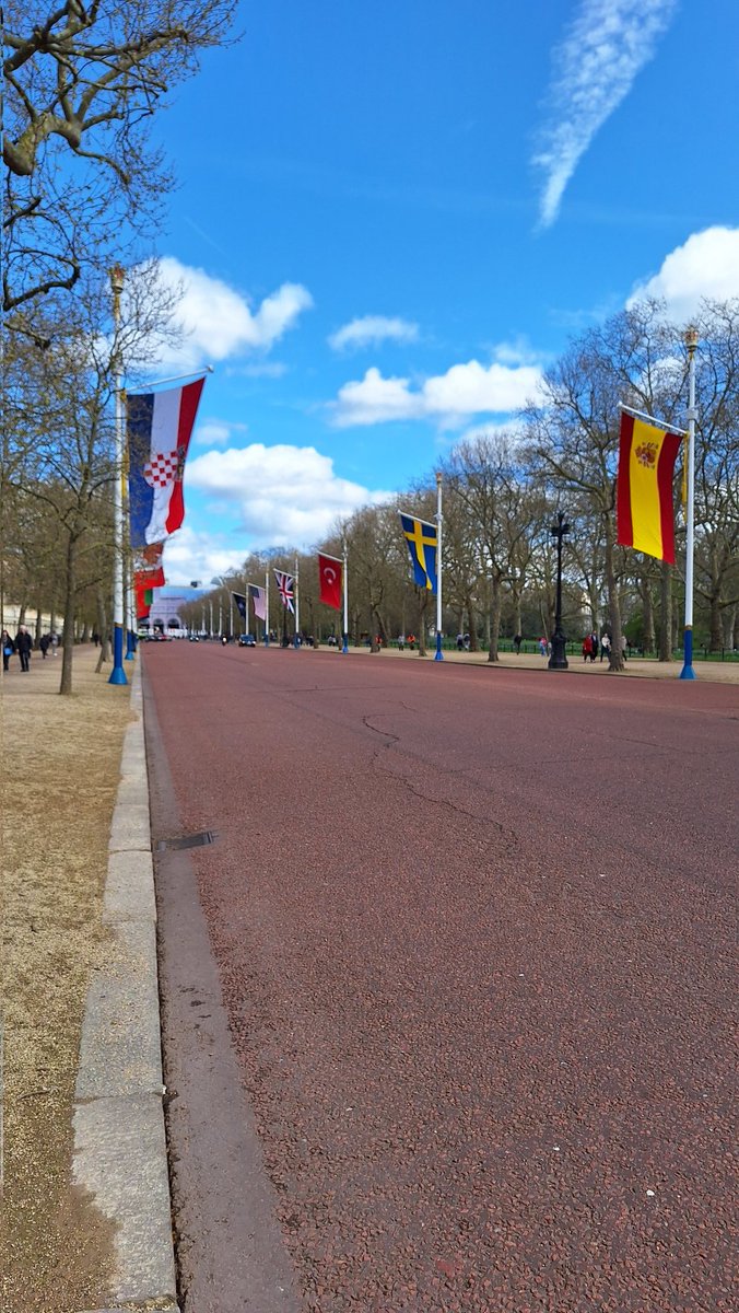 Stevie616's tweet photo. Feels like a long week already!! Managed to escape for a lunch run with some blue sky and no rain in sight!! Needed that run today. Running for the mind, body and soul. #ukrunchat #runningviews #calvesofsteel #ThursdayMotivation #London #themall #Londonrunning #running https://t.co/lHeDzLff7I