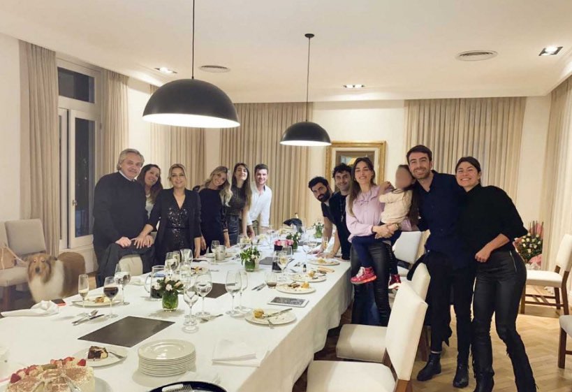 Hoy hace 4 años mi papá se moría solo, sin una despedida, lo lloramos en un sofá desde lejos, los abrazos fueron vía WhatsApp, pensábamos que hacíamos  lo correcto, con mucho dolor, sin embargo la herida no cierra porque se nos reían en la cara.
Por mi viejo, ni olvido ni perdón