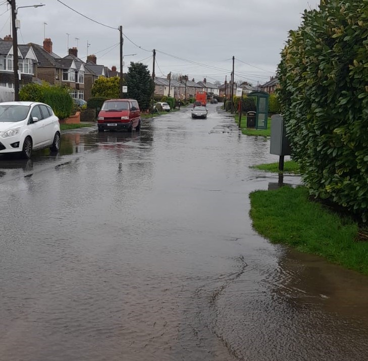 Drivers in Wroughton are advised to take extra care if they are using Perry’s Lane. The stream running underneath the road is blocked, which has flooded the road and affected some neighbouring homes. Our crews are currently on site and have deployed sandbags where needed.