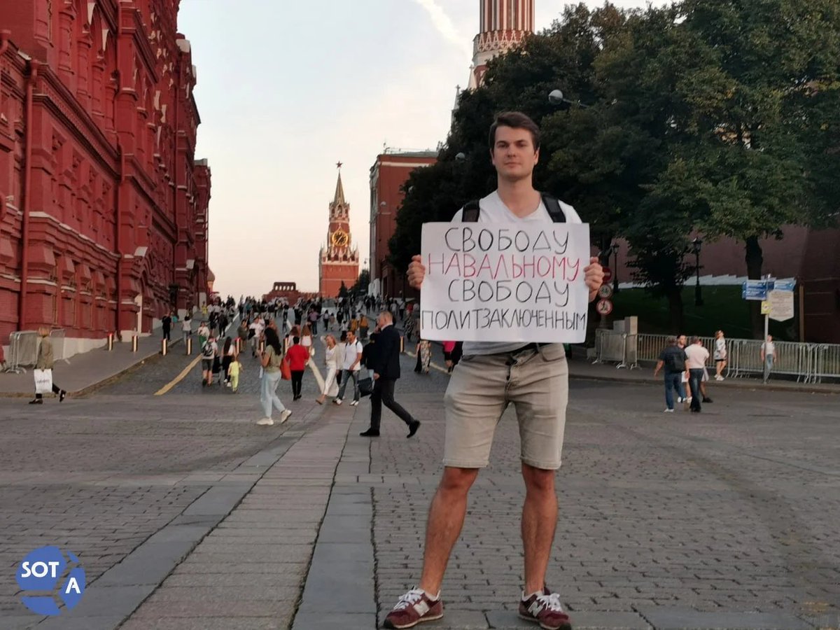 For picketing outside Red Sq. last fall with this “Free Navalny! Free political prisoners!” sign, posting some leaflets, & donating $150 to the Anti-Corruption Foundation, 29-year-old programmer Alexey Malyarevsky has been sentenced to 7 years in prison. zona.media/news/2024/04/0…