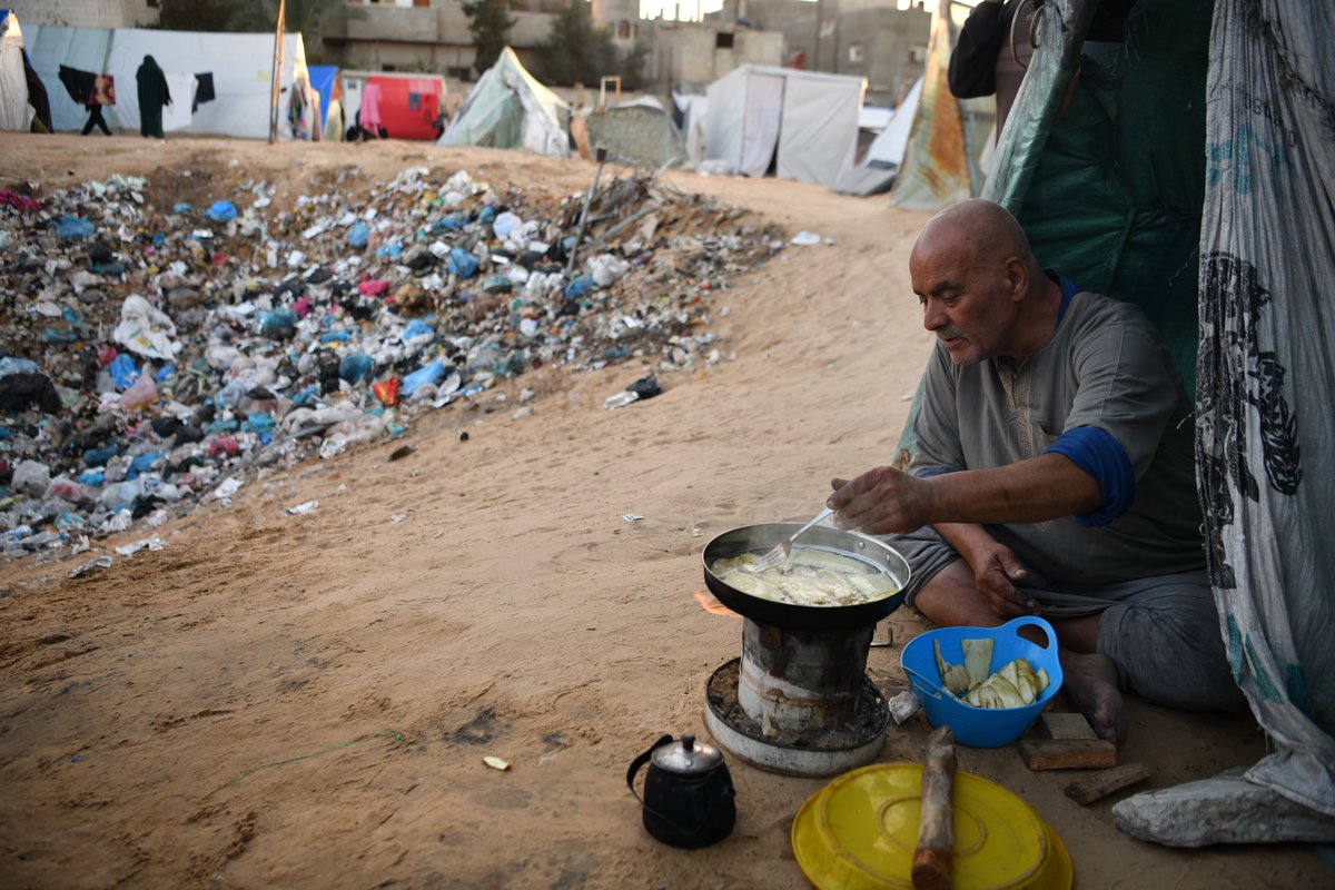 La gestion des déchets solides est devenue une urgence à #Gaza pour laquelle une aide s’impose. Avec @UNRWA, nous soutenons la gestion des déchets solides dans les gouvernorats du sud. ≈ 10 000 tonnes de déchets ont été collectées en janvier et février. go.undp.org/iaYM