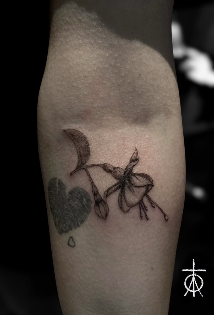 Small Flower Tattoo #smalltattoo #customtattoo #microrealism #tinytattoos #tattooartistsamsterdam #claudiafedorovici #ascetictattoo #tempesttattooamsterdam