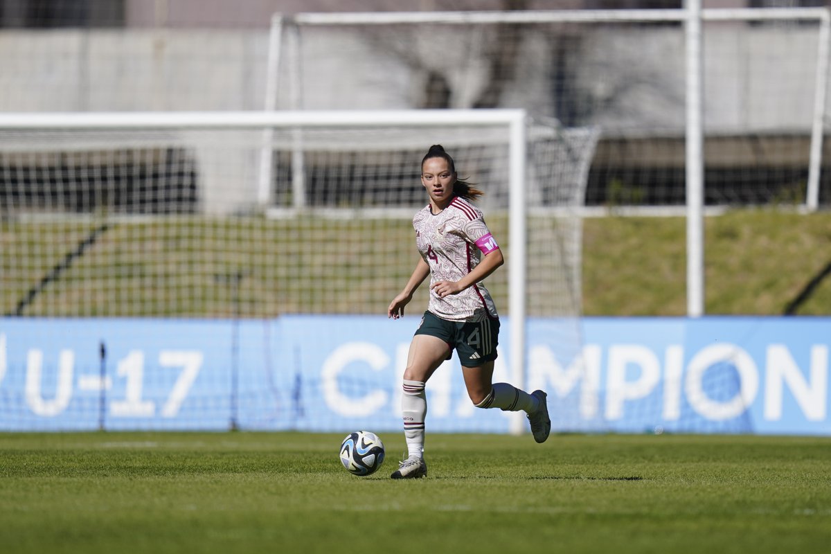 Miseleccionfem's tweet photo. Y luego la tristeza se fue por completo al saber que la Capitana de la #Sub17Fem, Nicol de León, se sube a la #Sub20Fem.

¡Claro que duele que haya bajas, pero esos lugares quedaron en las mejores manos! 🥰

#PasosDeOro https://t.co/4i1mCckuWh