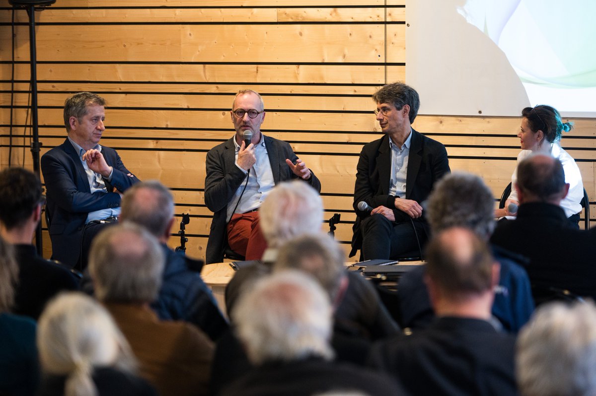 @EGinformation à #Morlaix : citoyens et professionnels de l'info échangent sur l'espace médiatique de demain. Pour @fx_lefranc : « La confiance des lecteurs, ça se mérite. […] Un média a besoin du retour critique de ses lecteurs. » @OuestFrance29 @GuillaumeSgt