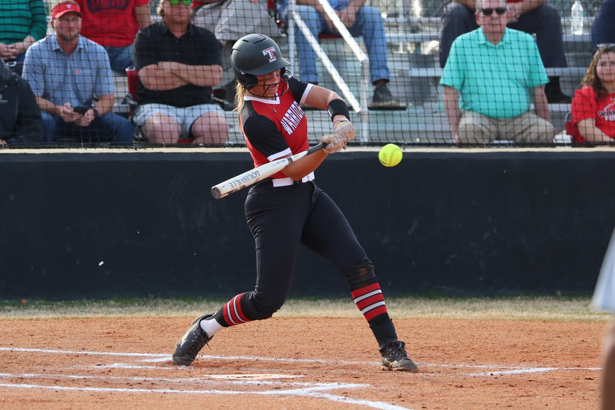 Thompson used eight strikeouts from Kadyn Bush and a first-inning home run from Keara Hall to claim a tight road win at area foe Tuscaloosa County. Story: shelbycountyreporter.com/2024/04/04/tho…