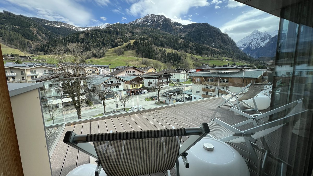 My home for a few days in Kaprun (Zell am See) is the beautiful Boutique Hotel Lederer 😍

Look at the view from the sauna!! You can see the Kitzsteinhorn Glacier 🗻

Ps the pup is called Suki 🐾

#feelaustria #lebensgefühl #zellamseekaprun