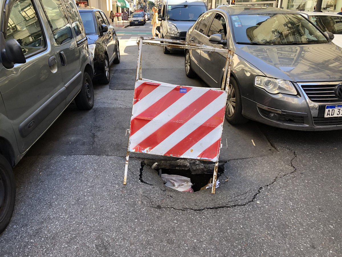 Mitten in Buenos Aires tut sich in der Strasse ein Loch auf, aber das scheint niemanden zu kümmern. 🫣