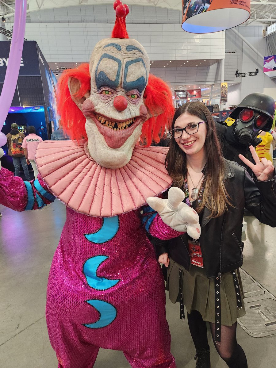 I am absolutely TERRIFIED of clowns, but I managed to get over my fear just enough to take a picture with these guys at the @klownsthegame booth during PAX! You can definitely see the fear in my face, though 🤣 Also, if you are the person who photoboomed, please comment 🤣