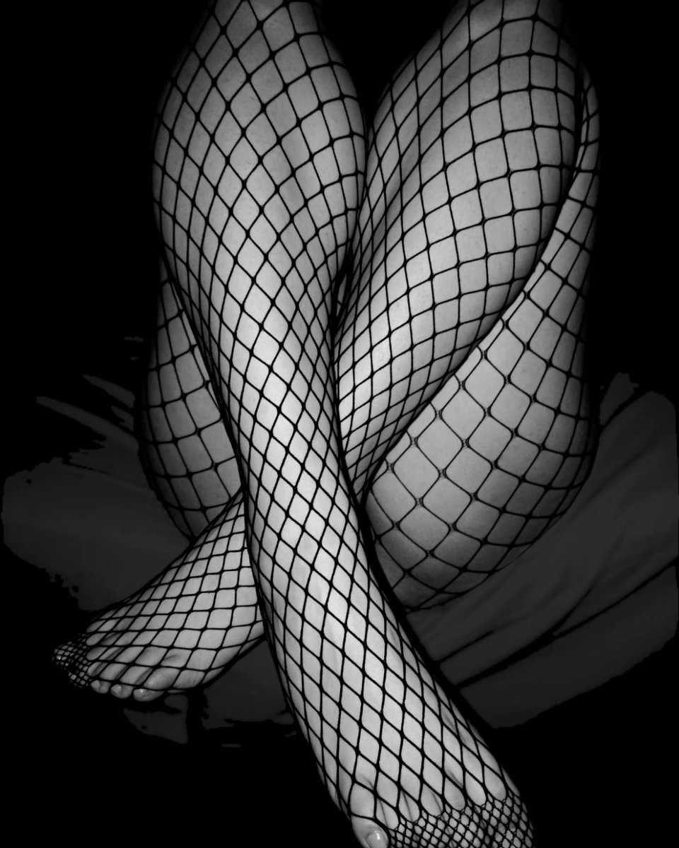 Lunatica931201's tweet photo. Lo haría contigo para hacer justicia a los sueños en los que aparecemos juntos ...
#poesia #poetry #feet #fishnets #fishnetstockings #fishnetights #mediasdered #pantyhose #lingerie #blacklingerie #nylonfetish #footfetish #fishnetsfetish #pantyhosefetish https://t.co/eueuET0gQk