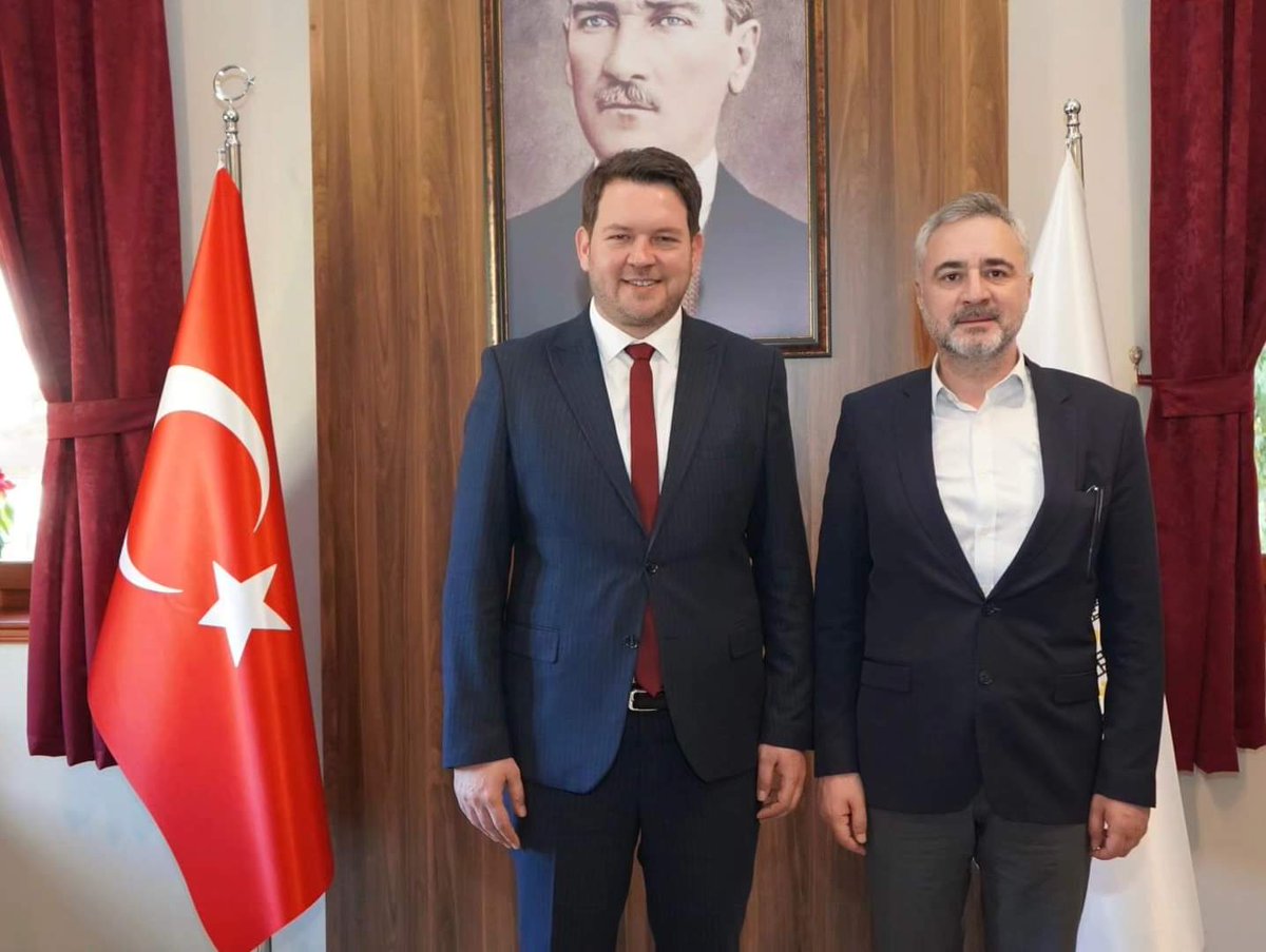 gokhansaricam's tweet photo. 📍 Pınarhisar Mazbata Töreni 

Yerel seçimlerde Pınarhisarlı hemşehrilerimizin tekrar oylarını alarak güven tazeleyen ve Trakya'nın en yüksek oy oranını alarak 5 yıl daha Pınarhisar'a hizmet edecek olan İhsan Talay Başkanımızın mazbata törenine katıldık. 

Hayırlı ve uğurlu olsun inşallah.