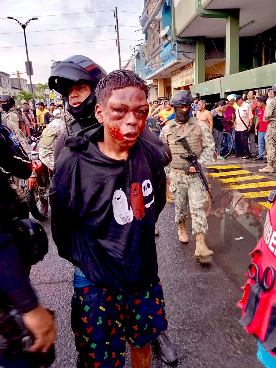 FLACOMENDOZA1's tweet photo. #ATENCION🔴
Es el rostro de uno de los sicarios que atentó contra la vida de una persona en la 17 y Capitán Nájera en Guayaquil. 
El populacho lo agarró y descargo su furia ante el auge delictivo en la urbe.⤵️
#Ecuador https://t.co/P9WOIEbNpq