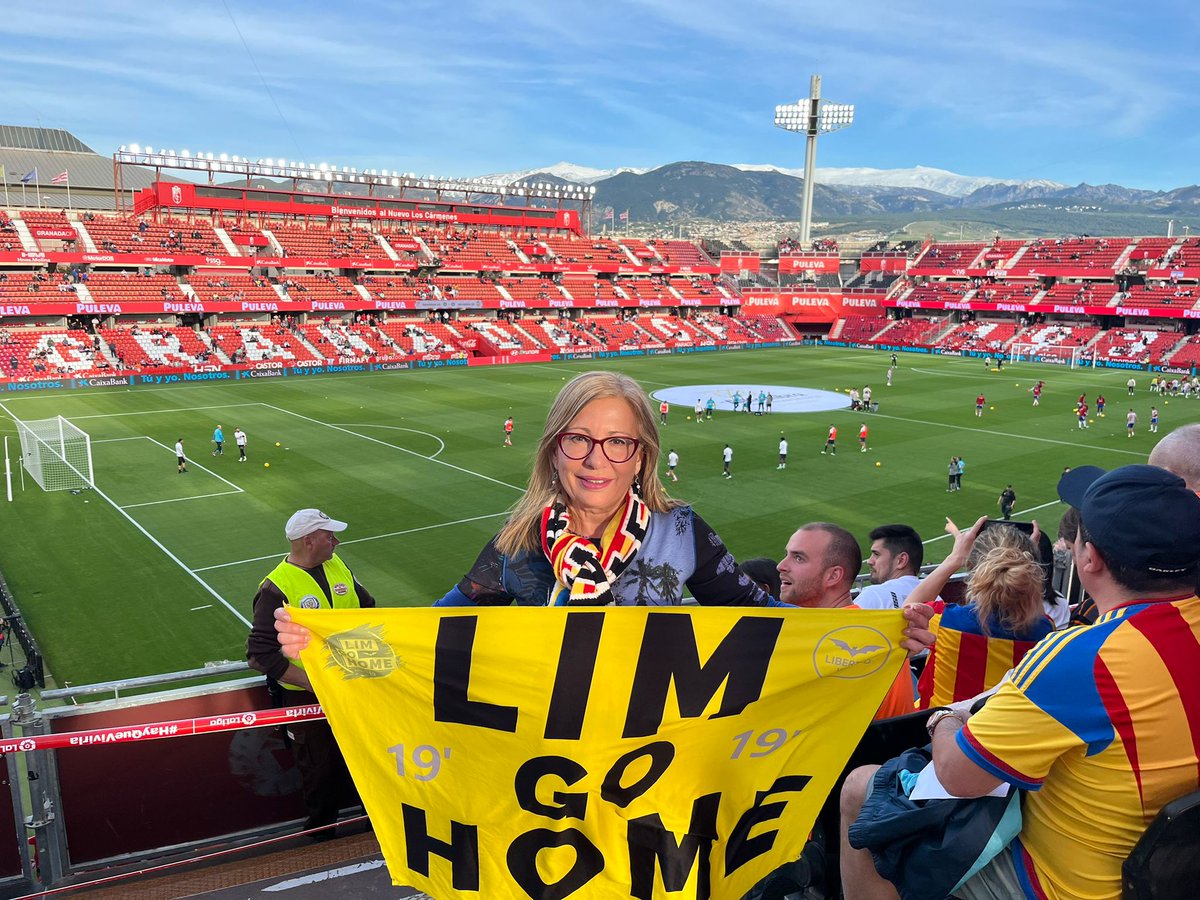IsabelVCF's tweet photo. Han quitado las banderas de Lim Go Home. Pero no a todos aquí hay una que saldrá en el minuto 19. No nos callarán.
AMUNT Valencia y LIM GO HOME https://t.co/982F8hYaR8