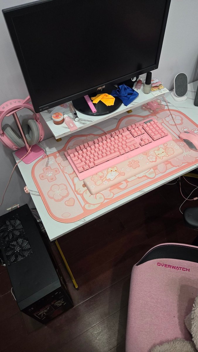 i got this mouse pad for my gamer set up and it's so freaking cute 😭😭😭
