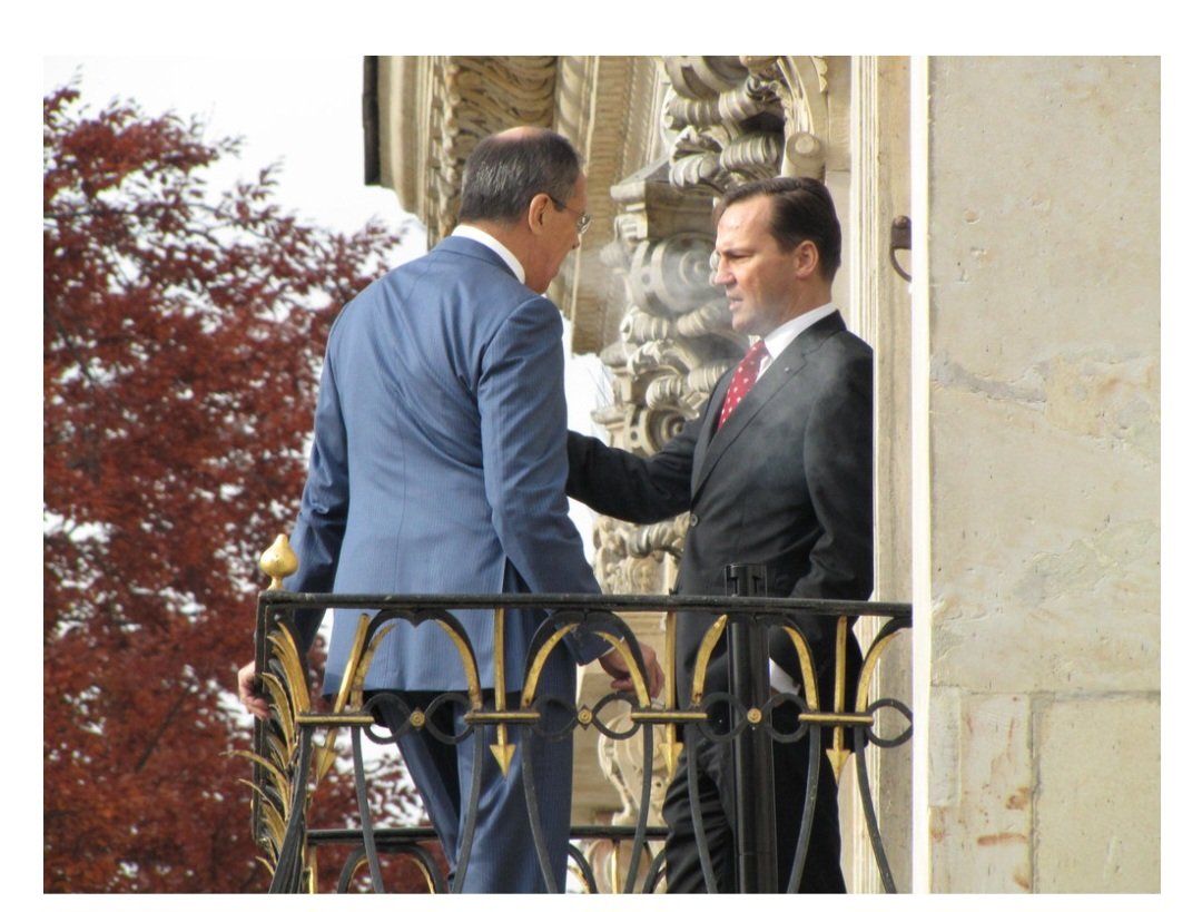 KIgnys's tweet photo. Sikorski z kumplem Ławrowem ma fajce https://t.co/cJHQbLQXFr