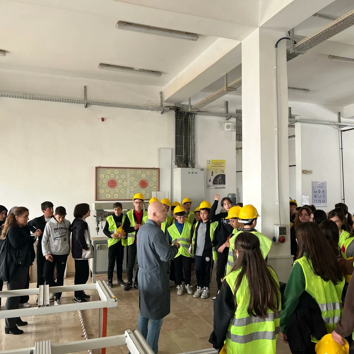 Gökhan Melikoğlu (@gmelikoglu) on Twitter photo "Hayalimdeki Meslek" Projesinin etkinlikleri sürüyor.
7. ve 8. sınıf öğrencilerine bilgilendirme ve meslek tanıtımı yapmaya Gülyalı Turnasuyu ve Merkez ortaokulumuz ile devam ettik. <a href="/TCOrduValiligi/">Ordu Valiliği</a> <a href="/Ordu_MEM/">Ordu İl Millî Eğitim Müdürlüğü</a> <a href="/mfvargeloglu/">MEHMET FATİH VARGELOĞLU</a>
<a href="/bekyurek/">ONUR BEKYÜREK</a> <a href="/altinordu_mem/">Altınordu İlçe Milli Eğitim Müdürlüğü</a> <a href="/CamsanOrdu/">Çamsan Ordu A.Ş.</a> <a href="/OrduTOBB_MTAL/">ORDU TOBB MESLEKİ VE TEKNİK ANADOLU LİSESİ</a> "Hayalimdeki Meslek" Projesinin etkinlikleri sürüyor.
7. ve 8. sınıf öğrencilerine bilgilendirme ve meslek tanıtımı yapmaya Gülyalı Turnasuyu ve Merkez ortaokulumuz ile devam ettik. <a href="/TCOrduValiligi/">Ordu Valiliği</a> <a href="/Ordu_MEM/">Ordu İl Millî Eğitim Müdürlüğü</a> <a href="/mfvargeloglu/">MEHMET FATİH VARGELOĞLU</a>
<a href="/bekyurek/">ONUR BEKYÜREK</a> <a href="/altinordu_mem/">Altınordu İlçe Milli Eğitim Müdürlüğü</a> <a href="/CamsanOrdu/">Çamsan Ordu A.Ş.</a> <a href="/OrduTOBB_MTAL/">ORDU TOBB MESLEKİ VE TEKNİK ANADOLU LİSESİ</a>