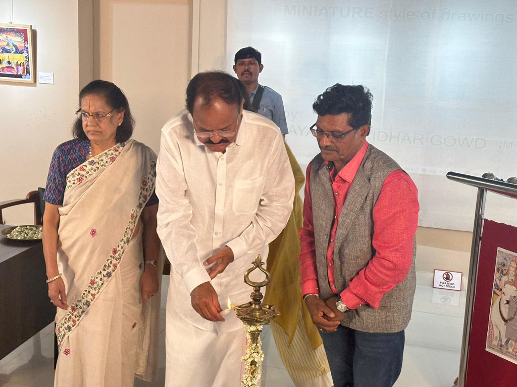 I had the pleasure of inaugurating a solo exhibition of miniature paintings by R. Giridhar Gowd, based on the theme of ‘Shiva’ and ‘Shakti’ on Thursday. The exhibition was held at the Kalakriti Art Gallery in Banjara Hills at Hyderabad.
In a predominantly virtual and digital