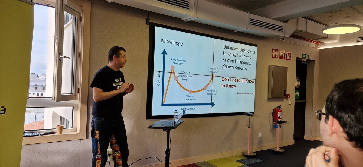 MadridDevops's tweet image. Comenzamos la segunda charla del día  con @ipedrazas sobre GenAI para DevOps y plataforma. Y también  vamos a hablar de pantalones  parece  :) #madrid_devops