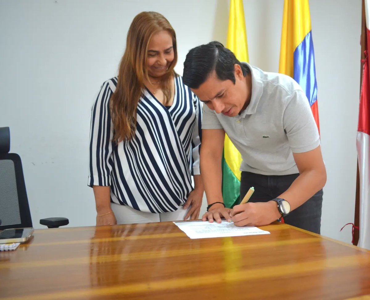 Alcalde Óscar Avilez posesiona a la nueva gerente del hospital de Polonuevo,  Dra. Ledys Mariana Cervantes Garcia, para el período constitucional 2024-2028.