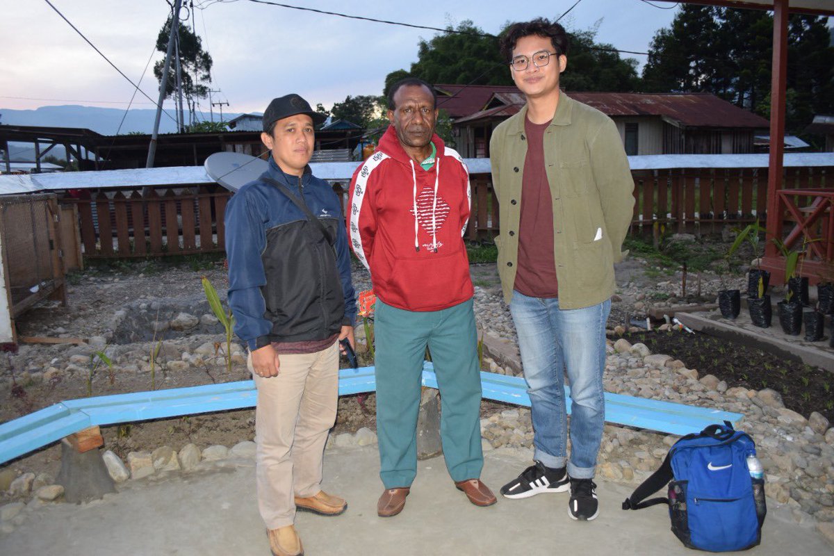 Gue mantan BEM UI, pernah ke Pegunungan Bintang (distrik Oksibil) selama 5 hari. 

Kritik BEM UI ada benarnya, militer g perlu denial kalo kekerasan banyak digunakan di sana. 

Pas ngobrol sama orang sana, mereka posisinya terjepit. Deket sama TNI, diincer KKB. Sebaliknya jg gitu