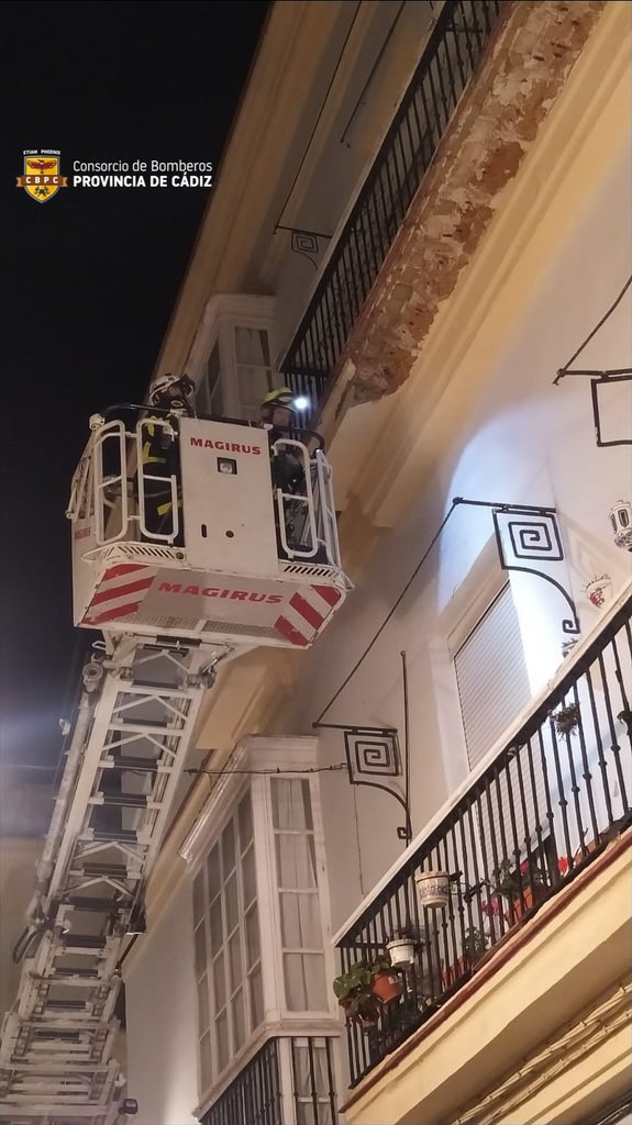 BomberosCbpc's tweet photo. 🔴 #Desprendimiento y #caída a via pública de piezas de gran tamaño desde #cornisa de segunda planta en finca sita en Pza. Viudas, 19,esta madrugada en #Cádiz. Tras la revisión y ante el muy mal estado de dicho elemento de fachada se procede a su saneado de urgencia. https://t.co/zmjiCFAN8p