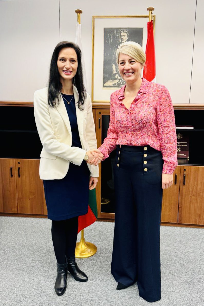 Constructive meeting w/ 🇨🇦MF @melaniejoly. We discussed 🇧🇬🇨🇦 cooperation in nuclear energy, defence, innovation &green tech'. Thank you for the friendship, support &good cooperation.