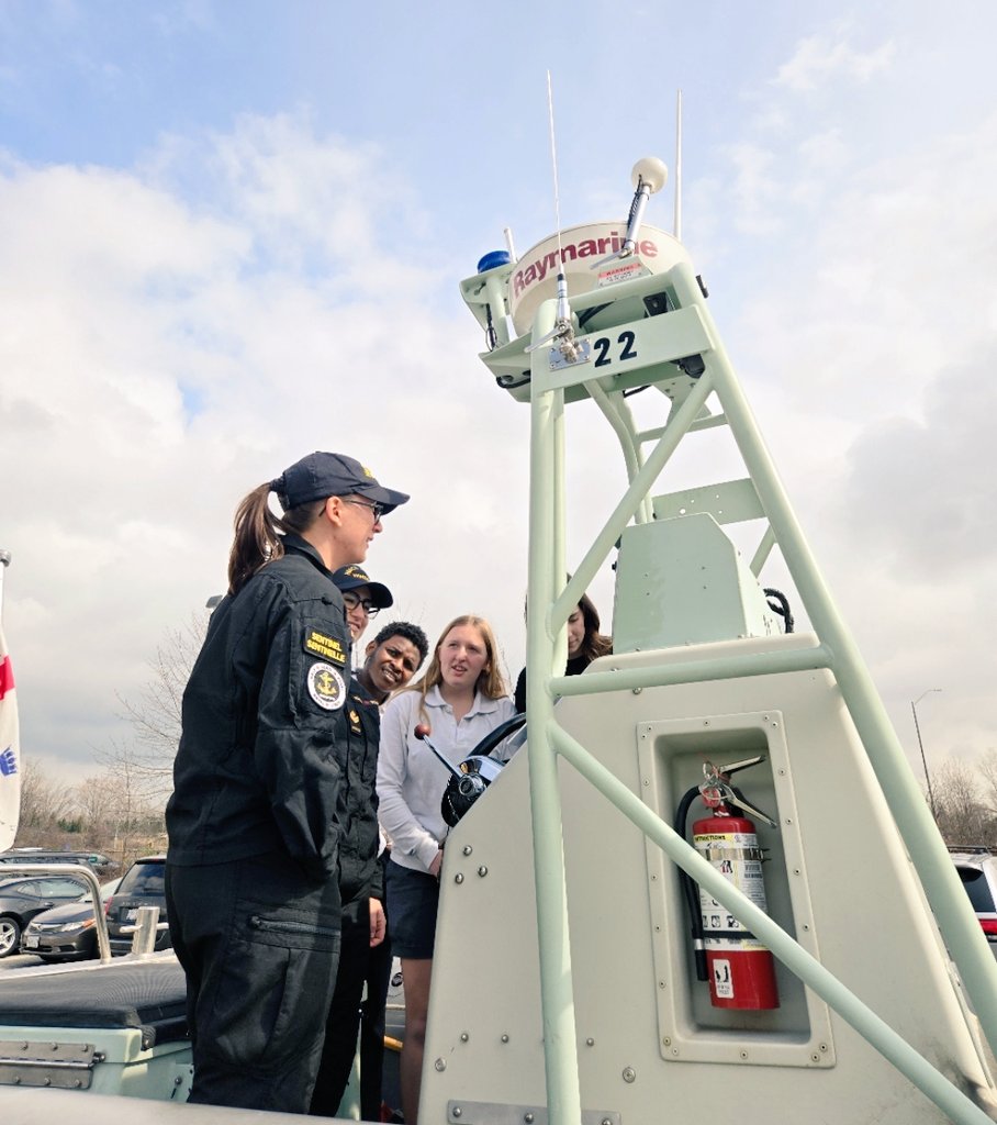 La Marine Royale Canadienne <a href="/ESCEJL/">École secondaire catholique E.J. Lajeunesse</a> ce matin, ramasser nos denrées pour la compétition ''Fill-a-Boat'' à travers Windsor. 
Pendant leur visite les élèves ont rempli le bateau et explorer un peu le navire!