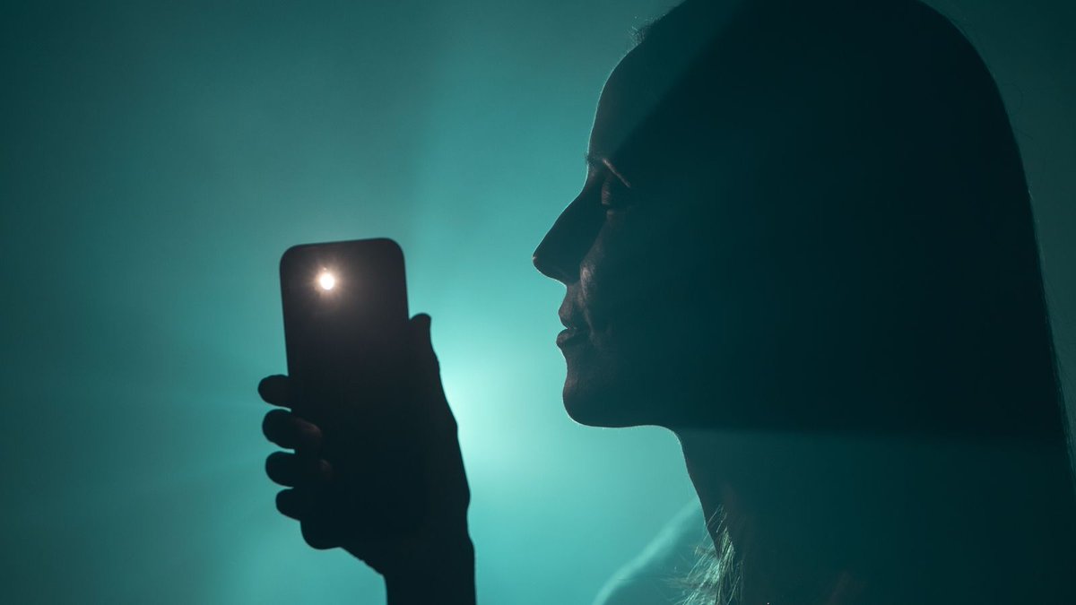 Using the flashlight on the back of your phone, Lumenate effortlessly guides into a deeply meditative, semi-psychedelic state. Instantly feel complete immersion in the present moment allowing you to relax, explore your mind and sleep better.