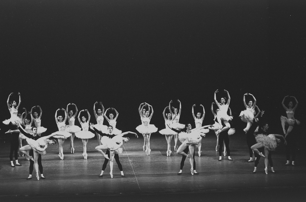 #TBT A 1965 production of Symphony in C by Martha Swope. Originally choreographed in 1947 on @BalletOParis as Le Palais de Cristal, Balanchine refined it into Symphony in C for his company in 1948. Catch it on the All Balanchine program this spring: nycballet.com/balanchinespri…