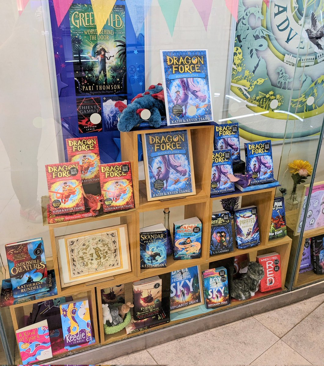 Today's @WaterstonesO2 window features Dragon Force: Devourer's Attack, Pirates of Darksea, Paper Dragons, Keedie, When I Feel Red and more 9-12 delights! @kwebberwrites @kevtsang @BooksandChokers @doyle_cat @LilyBaileyUK @ldlapinski