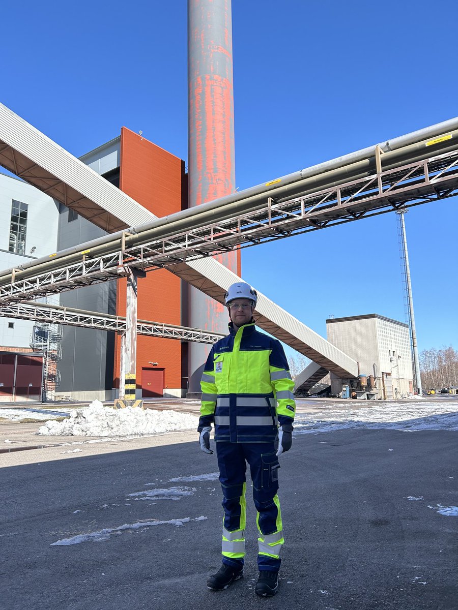 Uudet turvavarusteet testissä, kun Safety&Security-tiimi vieraili Suomenojan voimalaitoksella. Kivihiilen poltto loppuu 28.4.2024, mutta lämmön talteenotto jätevedestä ja kaukolämpöveden lämmitys sähköllä jatkuvat. Ohjelmassa myös ns. #turvallisuuskävely​t. #LifeAtFortum